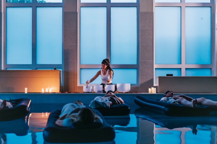 Lebegő hangfürdő a medencében